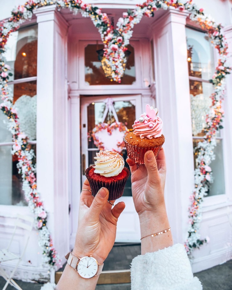 The beautiful cupcakes of Peggy Porschen in front of its famous Instagrammable entrance